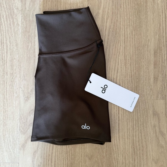 ALO Yoga Pants - ALO Yoga Airlift Energy Shorts in Espresso